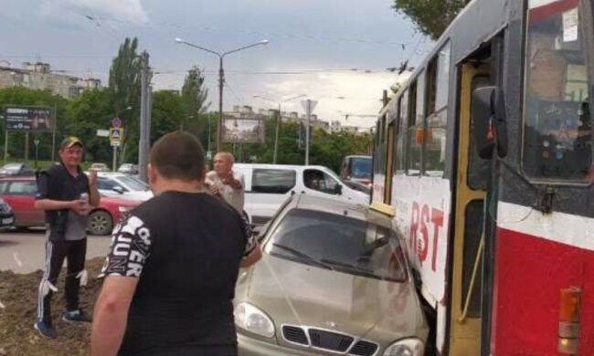 "Не пропустив": на Салтівці сталася страшна аварія з трамваєм, кадри з місця