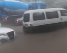 "Месть природы": российский город затопило, улицы превращаются в бурные реки