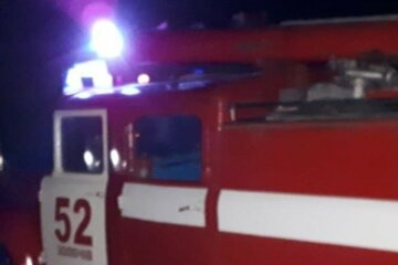 НП на Харківщині, все в диму: людей терміново евакуювали, деталі
