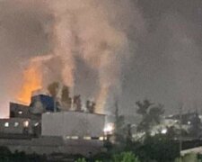 Потужна пожежа розгорілася на фабриці під Києвом: верхні поверхи будівлі опинилися у вогні