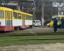 В Одесі трамвай потрапив в аварію, вагон опинився поза рейками: відео того, що відбувається