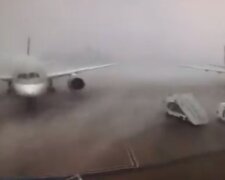 Пасажирські літаки зіткнулися в аеропорту столиці: "розвернуло на 90 градусів і...", кадри масштабного НП