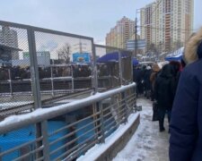 Коллапс на дорогах Киева: люди стоят в огромных очередях в метро, кадры