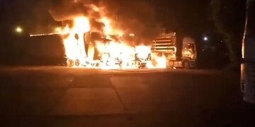 2019-07-09 11_39_07-Сразу три грузовика сгорели ночью под Черноморском (фото, видео) » Все новости О