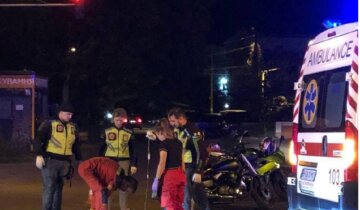 "Гонял на красный": мотоцикл разлетелся на куски после аварии в Одессе, кадры