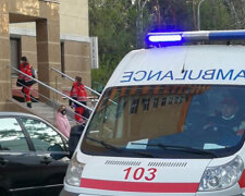 В Днепре скорая помощь попала в аварию возле больницы: водитель забыл поставить на "ручник"