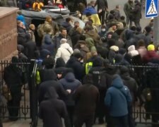 Военную технику стянули в центр Киева: первые кадры происходящего