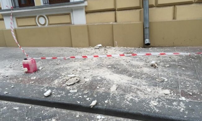 В центре Одессы фасад дома полетел на головы прохожих: больше всего не повезло мужчине