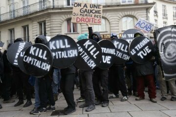 Протесты во Франции: в Париже произошли новые столкновения полиции и студентов (видео)