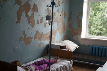 "Бігають табунами": одеську лікарню окупували таргани, відео