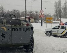 Поліція терміново виводить на в'їзди до Києва БТРи та іншу важку техніку: фото і деталі того, що відбувається