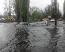 ЧП в Киеве: улицы превратились в реки, кадры потопа