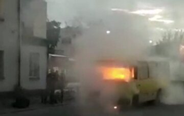 Пламя охватило маршрутку в Киеве, кадры ЧП: водитель сделал все возможное