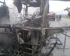 В Харьковской области на ходу сгорел автобус (фото)