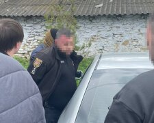 Выбрасывал деньги из окна: полицейскому на Одесчине грозит восем лет лишения свободы, подробности