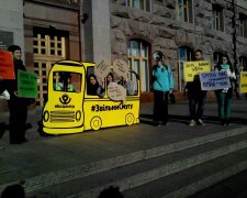 Как пикетировали Киевсовет: желтый автобус и пассажиры (фото)