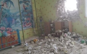 Снаряд влетел в детский сад в Станице Луганской, есть пострадавшие: "Стрельба продолжается"