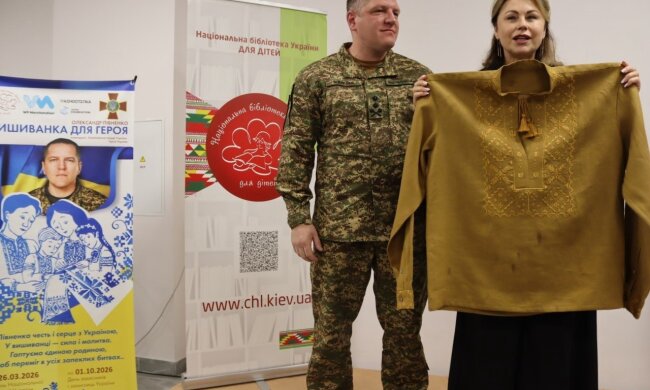 Бронею відтепер назвав сорочку Олександр Півненко:  у Національній бібліотеці для дітей створили особливу вишиванку для Героя