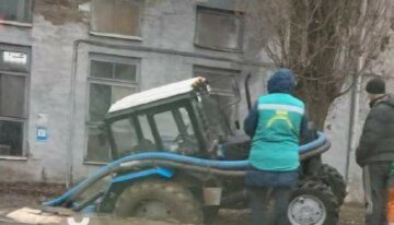 У Харкові трактор провалився під землю, фото з місця НП: "під час виконання робіт..."