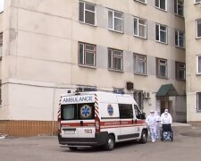 "Соромно за країну": українку змусили народжувати під входом лікарні, медики не відчинили дверей