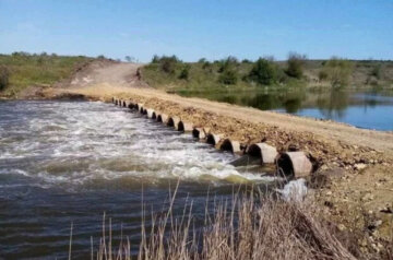 Госэкоинспекция устроила проверку на Херсонщине из-за самодельного моста через реку