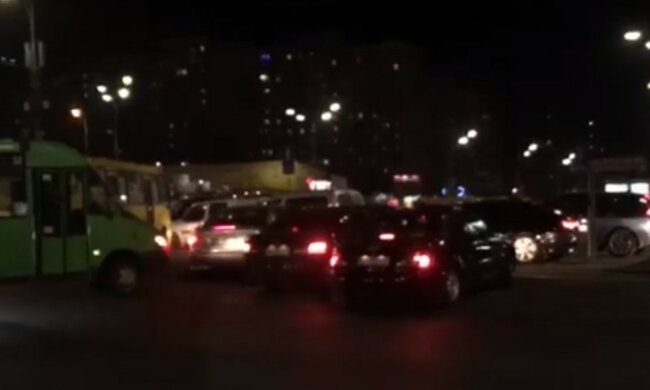 Київ паралізували масштабні затори через поломку світлофора: страхітливі кадри