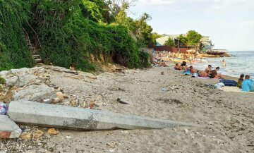 "Завалиться в будь-який момент": над пляжниками в Одесі нависла серйозна загроза, кадри