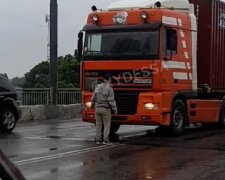 В Одесі чоловік кидається під авто і погрожує зістрибнути з мосту: відео від очевидців
