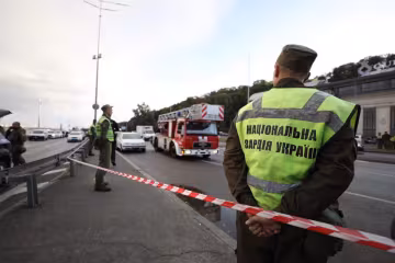 Замінування моста Метро в Києві: стрілка знешкодили