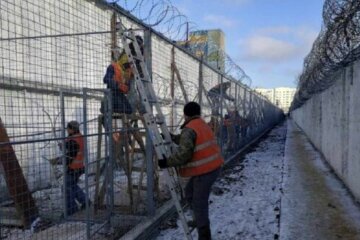 В Харькове решили обновить забор в колонии проволокой за миллион гривен: фото до и после