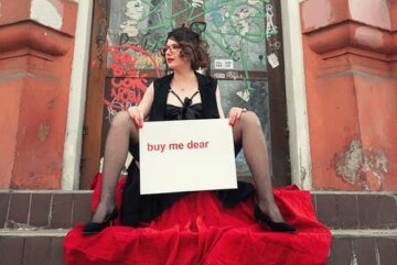 "Купи меня дорого": девушка в нижнем белье переполошила одесситов в центре города, фото