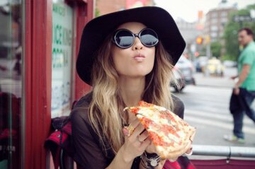 Девушка ест пиццу