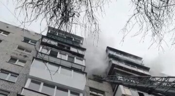 У Броварах вогнем охопило багатоповерхівку: людей масово евакуювали з квартир, відео з місця НП