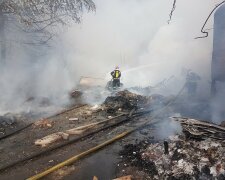 Вогонь охопив величезну територію біля складів у Києві: кадри масштабної пожежі