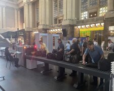 Сканери на вході вокзалу в Києві призвели до величезних черг, фото: українці спізнюються на потяги