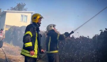 в Одесской области сильный огонь вспыхнул возле жилых домов
