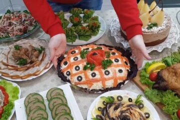 Новогодний стол 2022 года: озвучены цены на популярные блюда, от оливье до красной икры