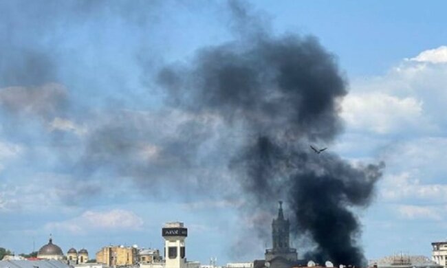 На харьковском вокзале вспыхнул пожар, кадры с места: "в огне 250 кв. метров"