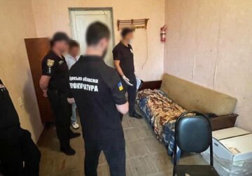Поліцейських затримали в Одесі, фото: "вимагали 2 тисячі доларів за..."