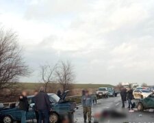 Машини розкидані, люди лежать на землі: кадри масової аварії під Одесою