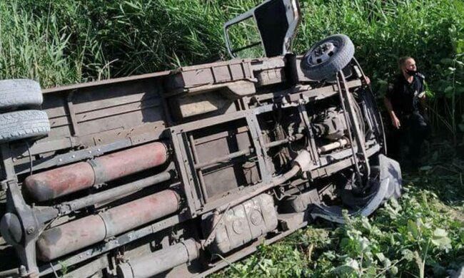Під Дніпром маршрутка перекинулася у водойму, кадри: пасажири в реанімації, водій втік