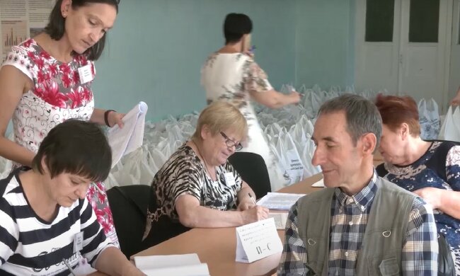 Денежная помощь для пенсионеров: жителям нескольких областей выплачивают тысячу долларов