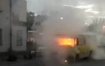 Полум'я охопило маршрутку в Києві, кадри НП: водій зробив все можливе