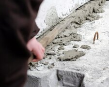 Кровь и бетон: в Днепре Сбербанку досталось еще больше, чем в Киеве — фото, видео
