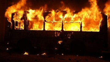 автобус горит огонь