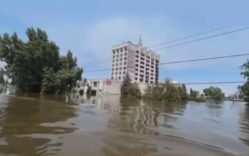 Із затопленої Херсонщини надходять тривожні повідомлення: люди розповідають про те, що відбувається