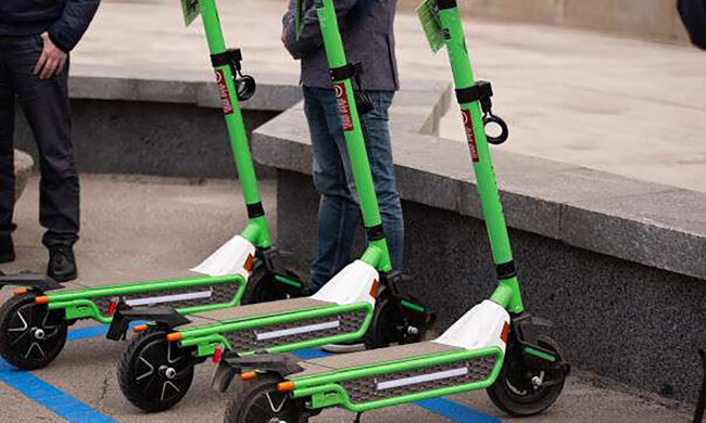 У Дніпрі втопили міський самокат, фото: "Сезон можна вважати відкритим"