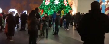 В Одессе возле мэрии под российский блатняк зажгли новогоднюю елку, видео: "Пир во время чумы"