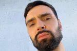 Козловский в дорогом костюме на фоне ВСУ нарвался на жесткую критику: "Автографы сейчас никому не нужны"