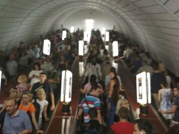 НП сталася в метро Києва, людей евакуювали, рух зупинився: що сталося